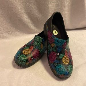 Rainbow pattern croc clog shoe size 9